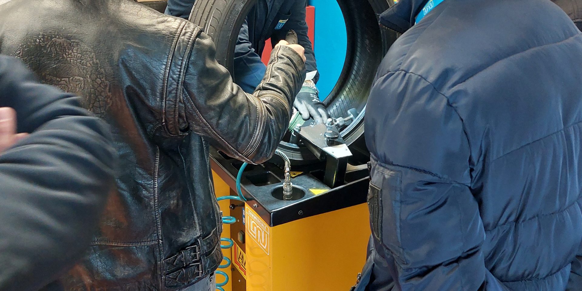 CORSO RIPARAZIONE A FREDDO – PNEUMATICI VETTURA CORSO RIPARAZIONE A FREDDO - PNEUMATICI VETTURA
