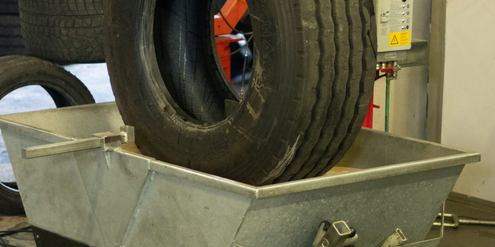 IMG_3333 RIPARAZIONE A CALDO - PNEUMATICI AUTOCARRO/AGRICOLTURA